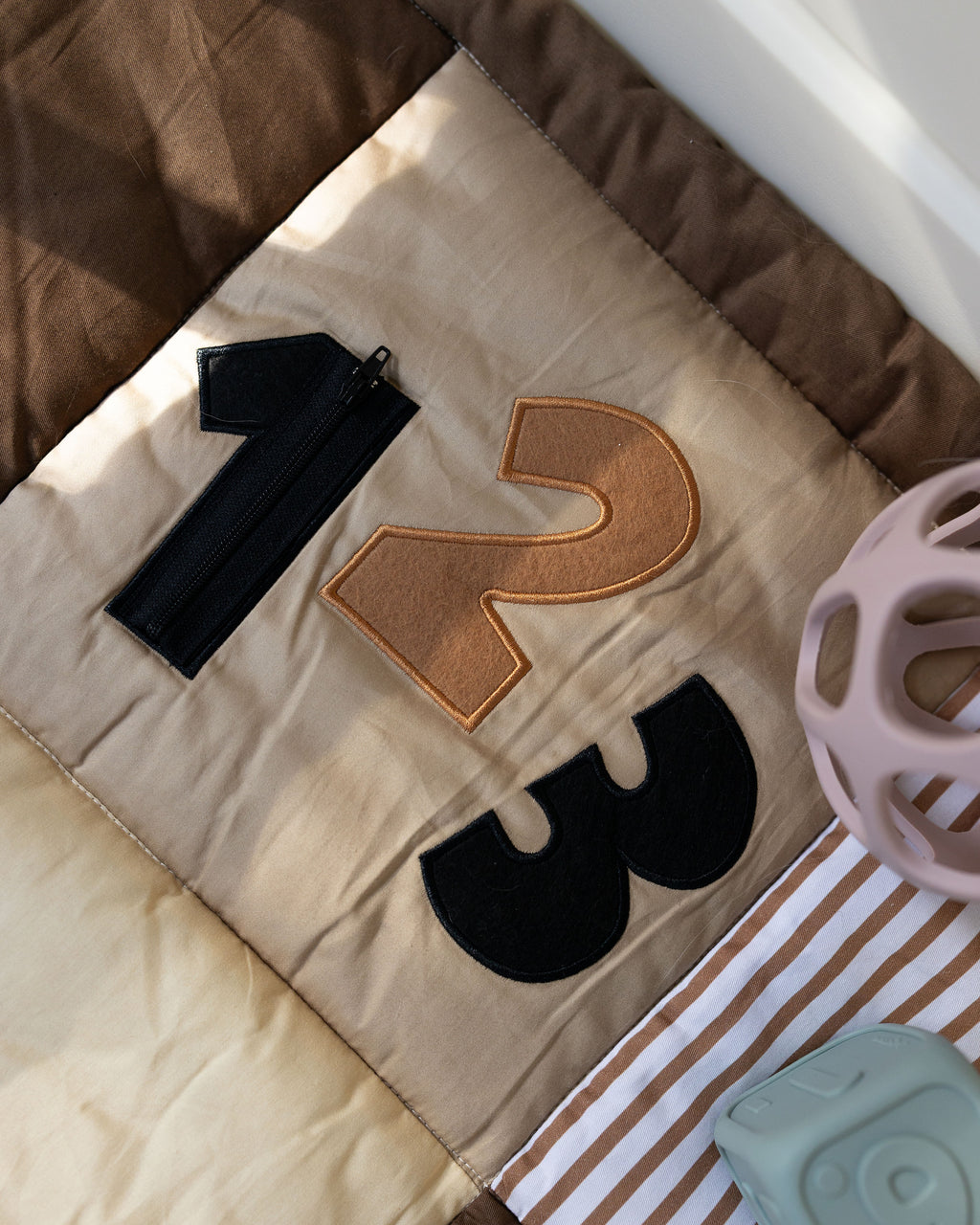 Children's play mat with numbers featuring a zip