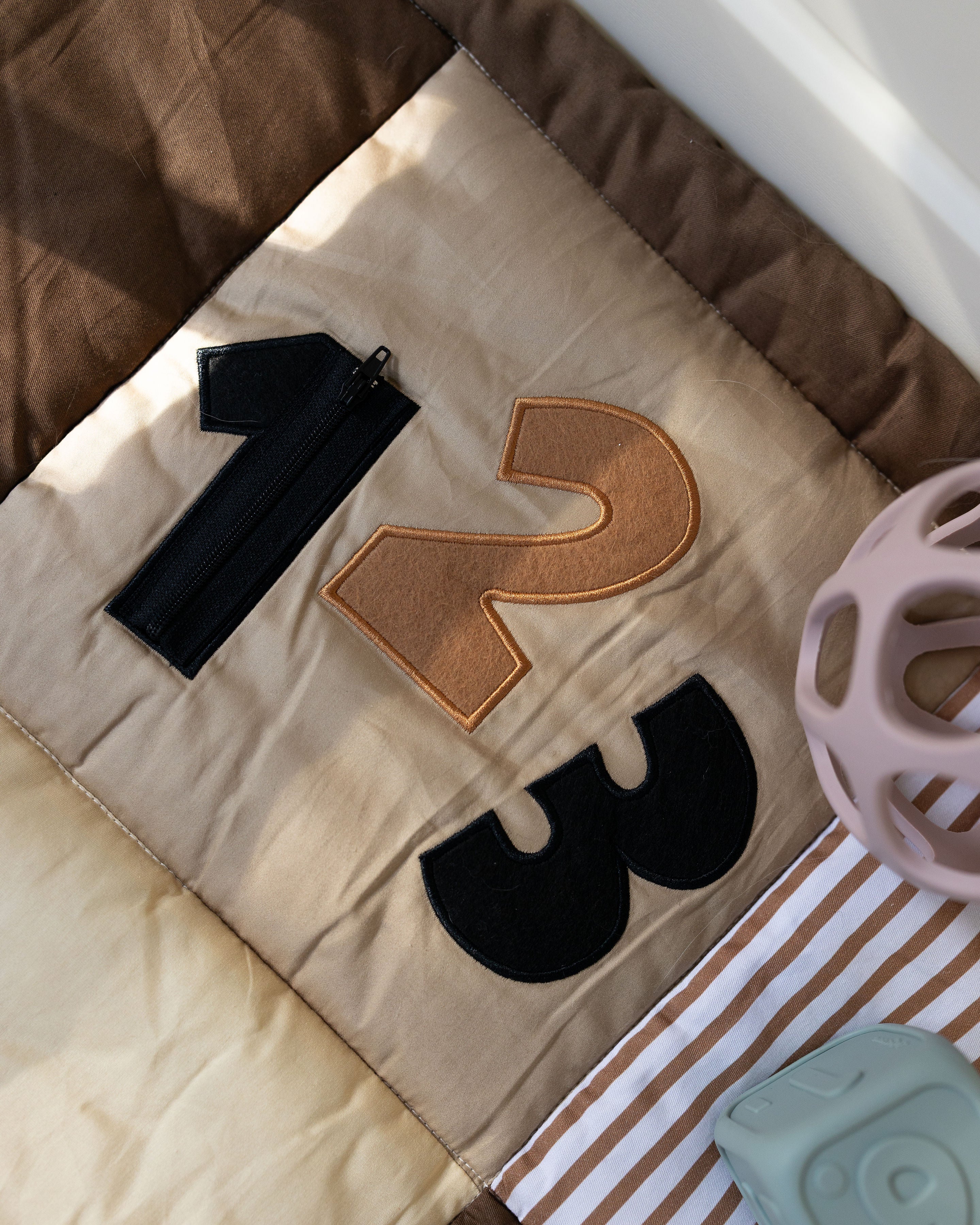 Children's play mat with numbers featuring a zip